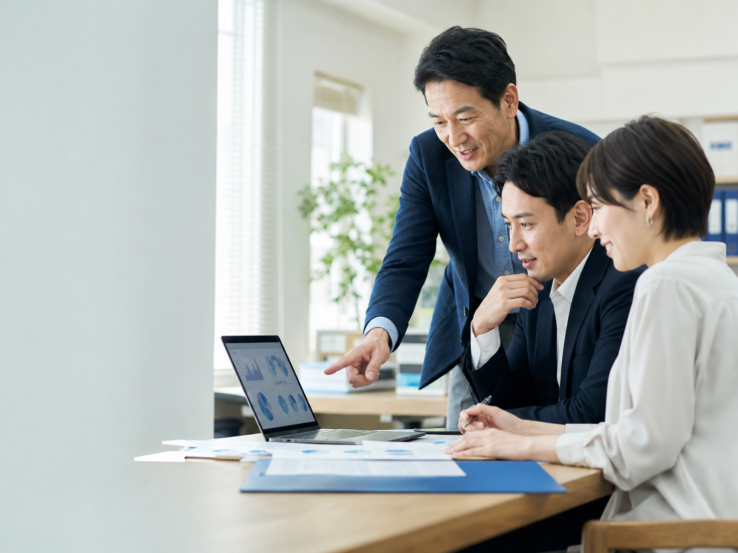経営者と社員がAI活用について話し合う様子